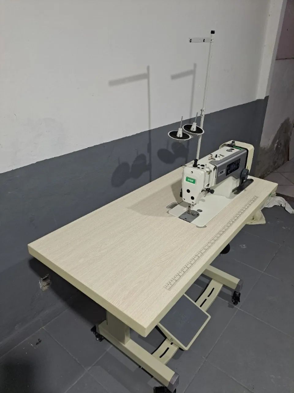 Máquina de Costura Zoje  A6000-G/02 com mesa  (nunca usada) - Foto 3