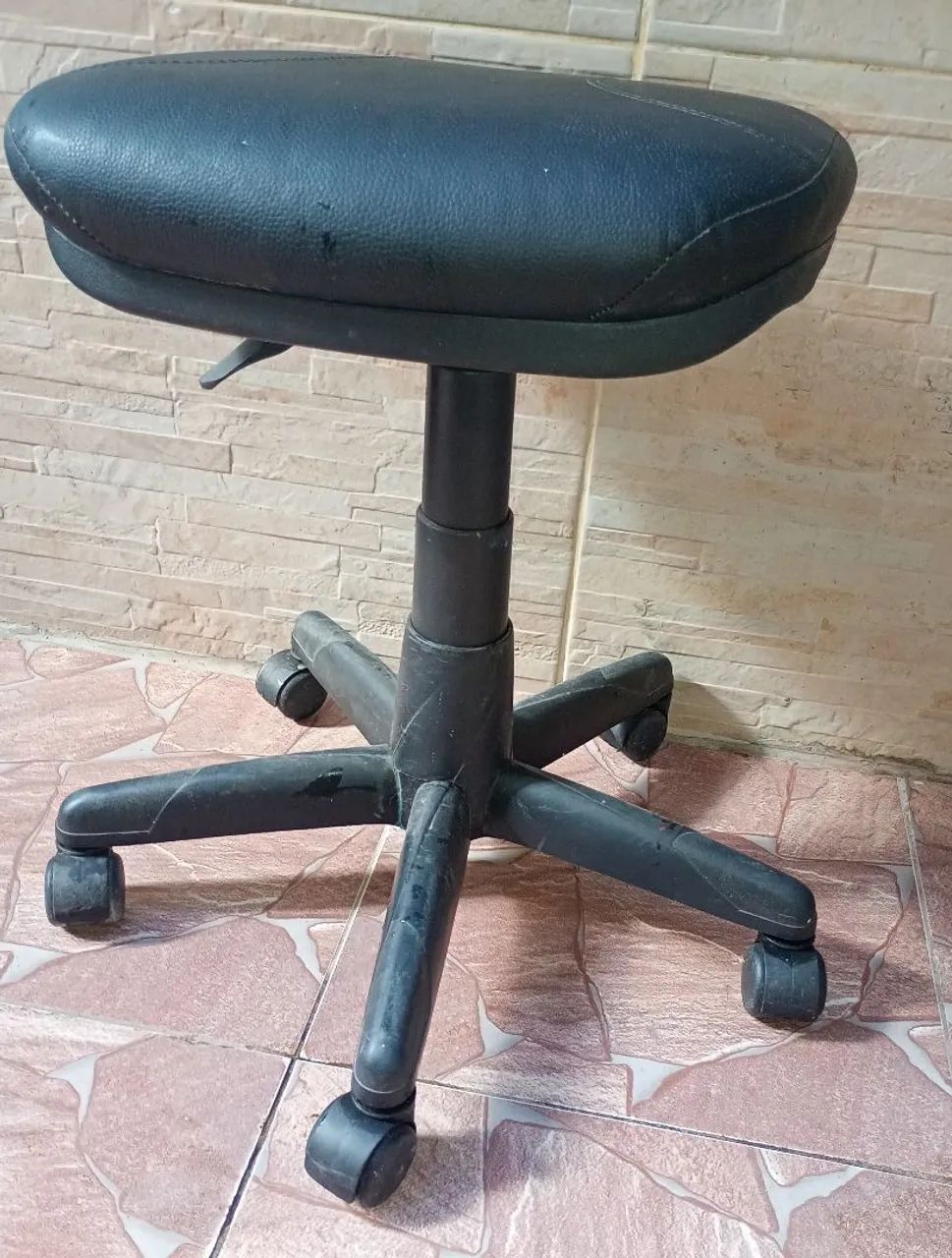 Cadeira de Escritório / Mocho Giratória com Rodinhas (Usada)