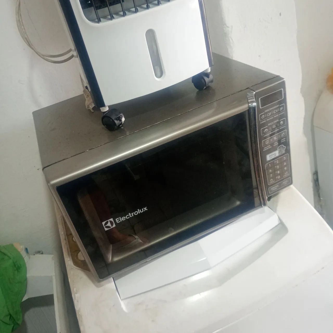 MICROONDAS ELECTROLUX INOX SÓ 300 - Foto 2