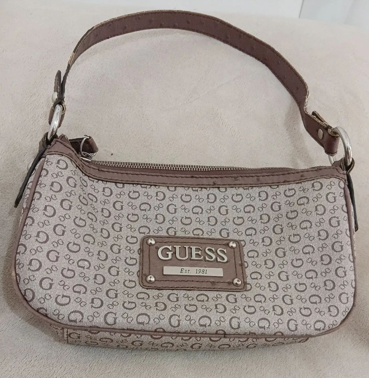 Bolsa Guess modelo Baguete. 