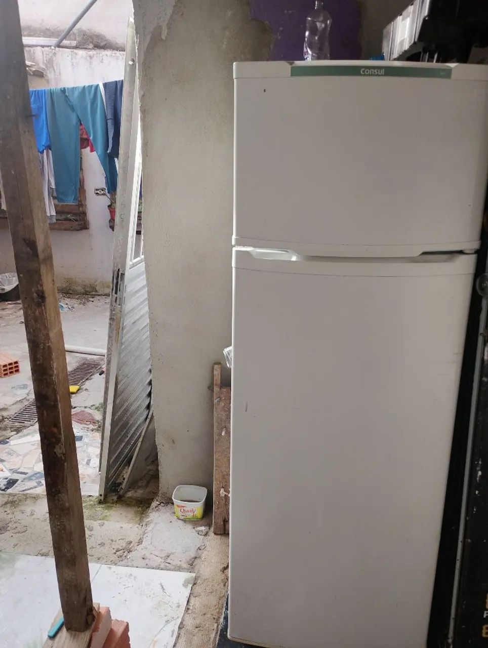Vende se uma geladeira usada 