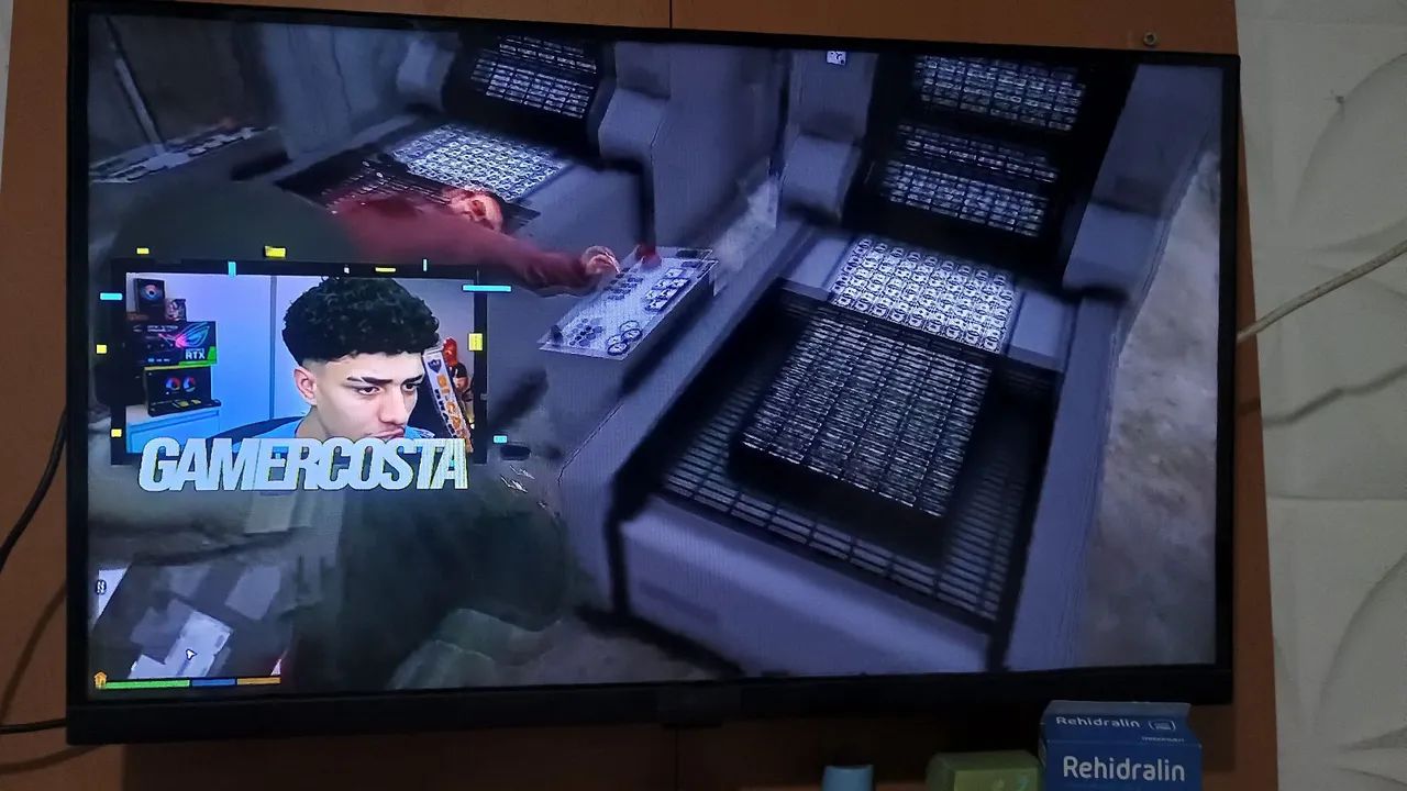 Vendo uma tv nova marca LG 32 polegadas acompanham painel cabo e controle - Foto 3