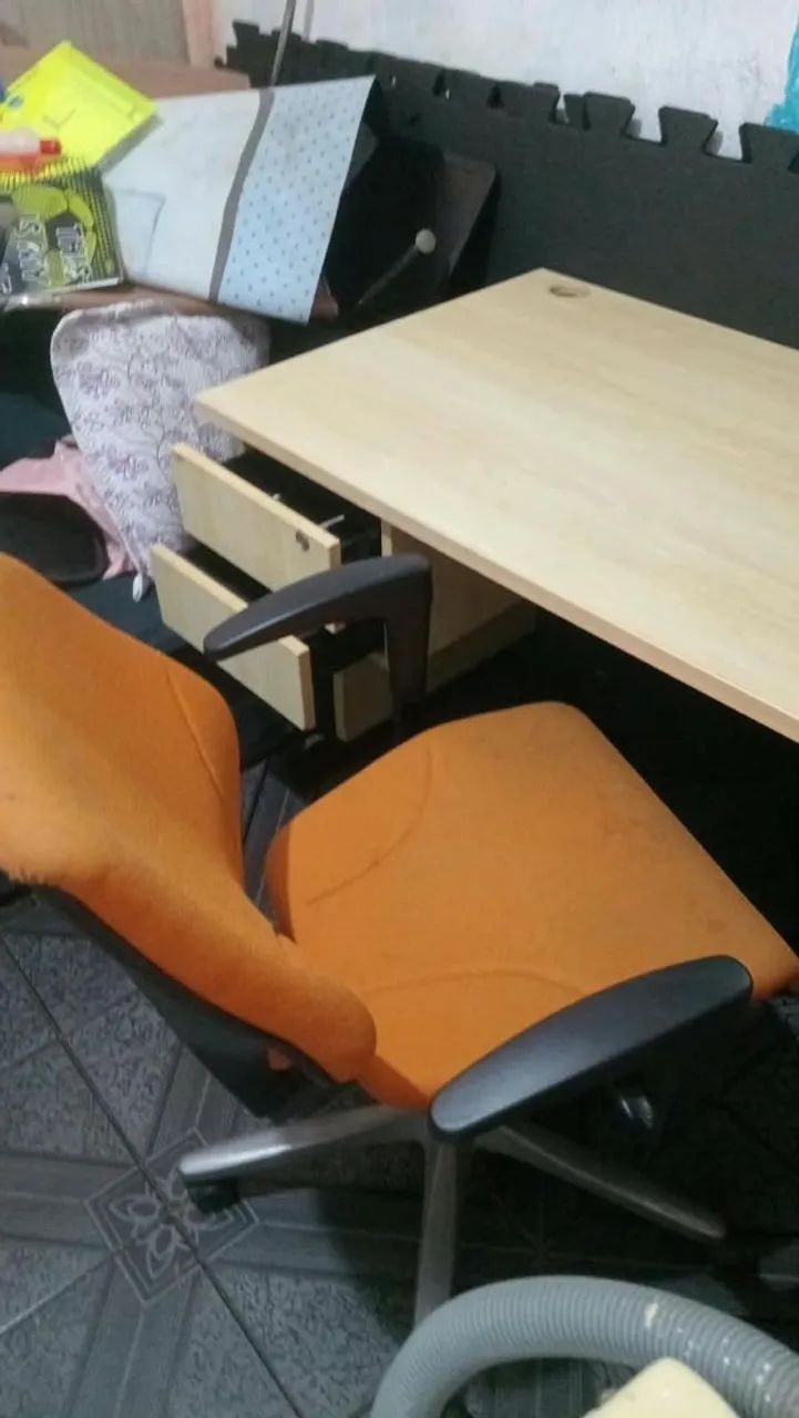 Cadeira e mesa de escritório 
