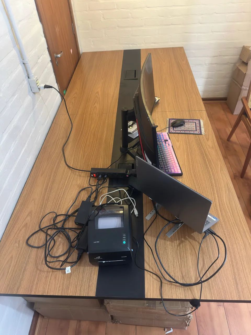 Mesa de Escritório Grande 2,70 m com Passagem de Cabos - Foto 4