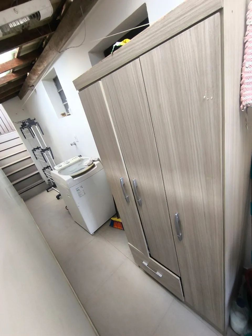 Armário tipo guarda roupa e cadeiras - Foto 2