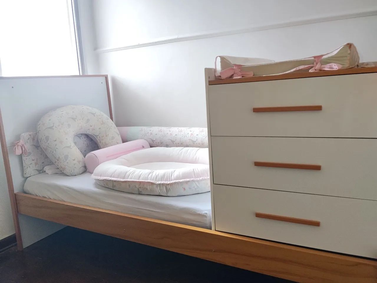 Berço que vira cama + colchão 