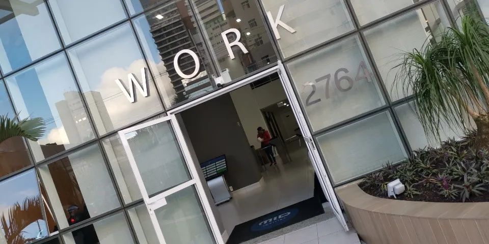 Linda Sala Comercial no Centro 45m2 edifício alto padrão com Ar Condicionado - Foto 4