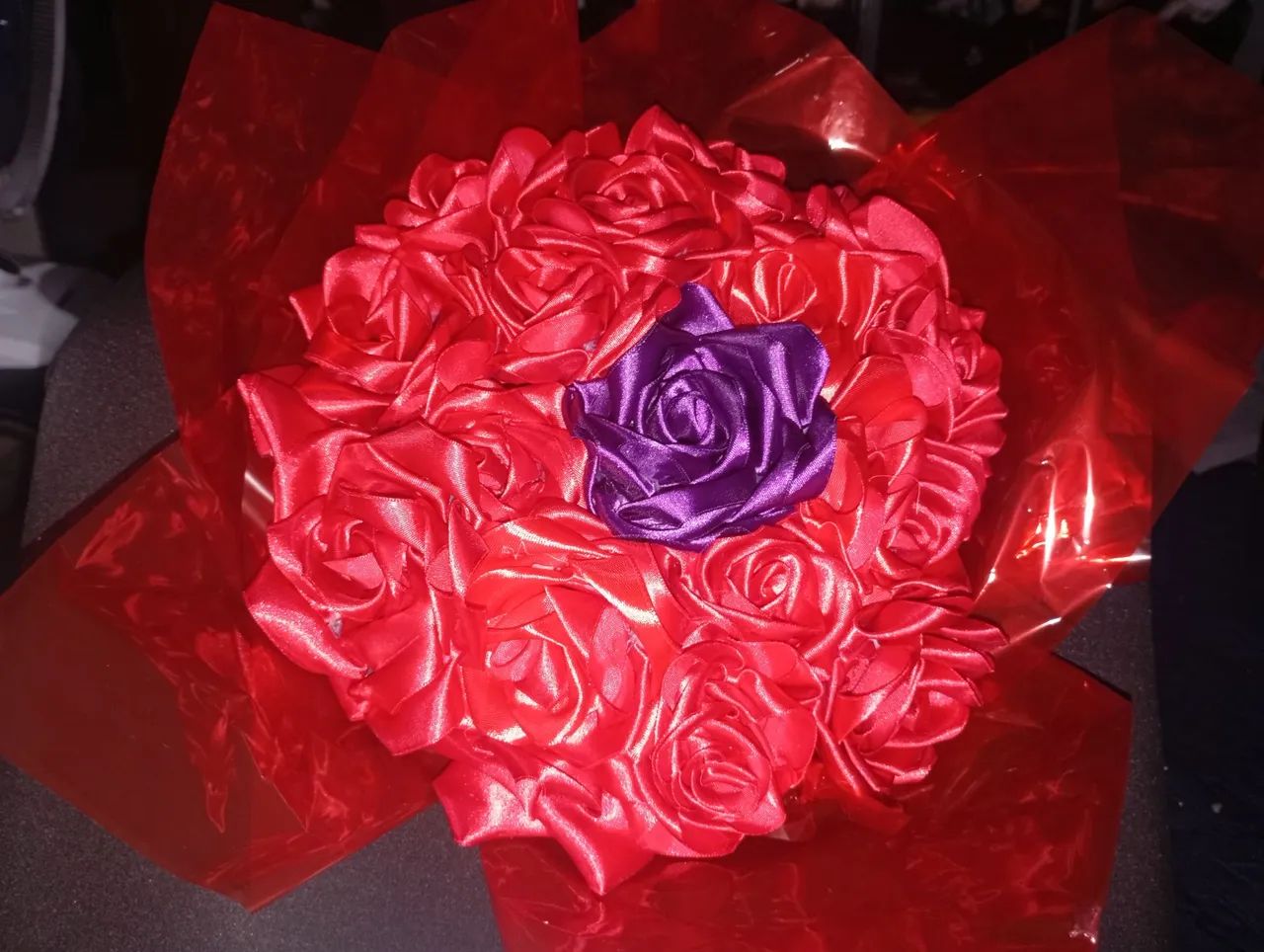 Faça buquê e rosas de cetim  - Foto 4