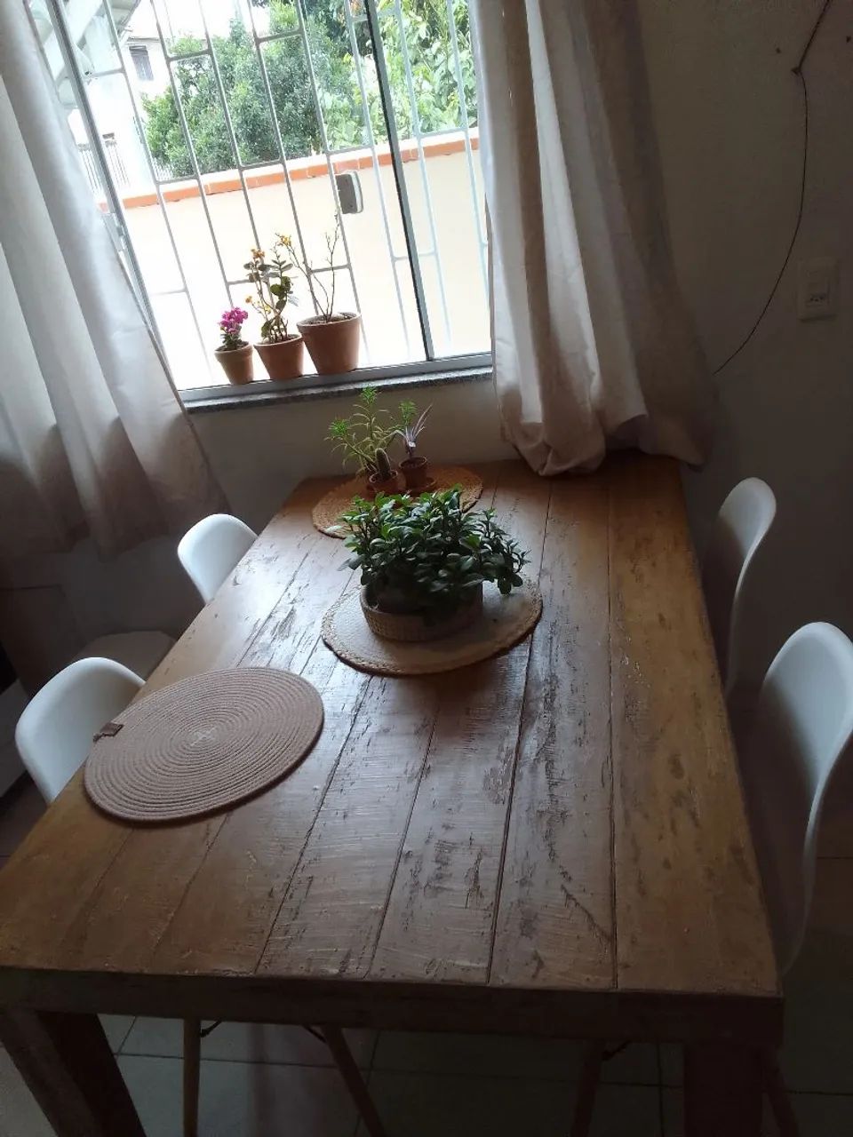 Mesa de jantar/ 4 cadeiras.