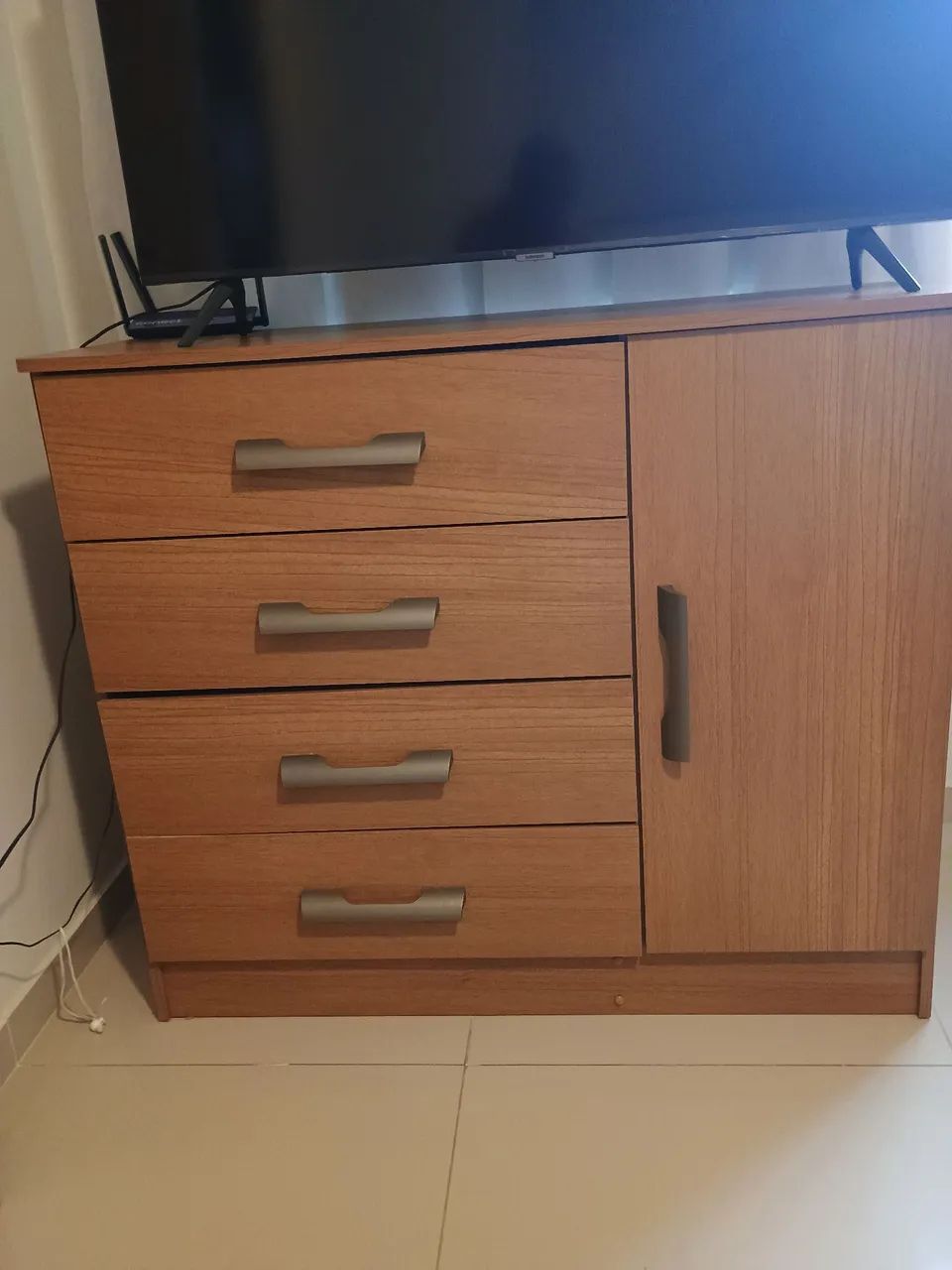 Cômoda super nova! Sem um detalhe!! com 4 gavetas e compartimento com duas divisórias. - Foto 2