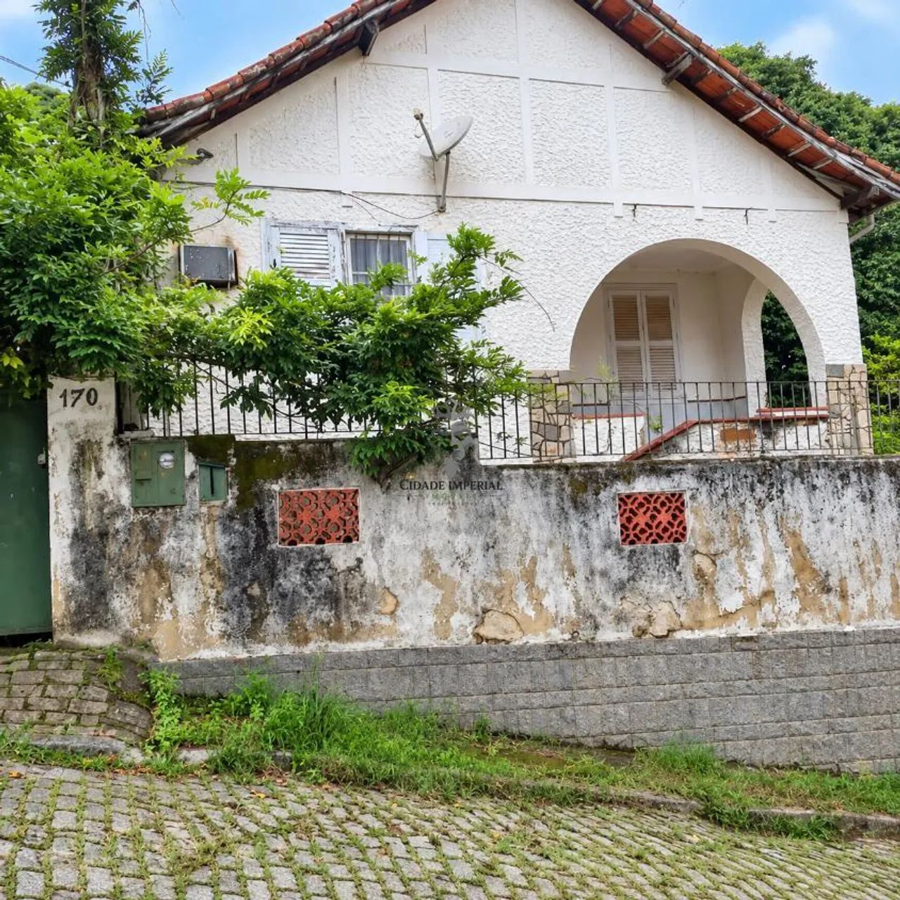 MOSELA VENDO CASA TIPO DE CAMPO COM 3 QUARTOS COM GARAGEM