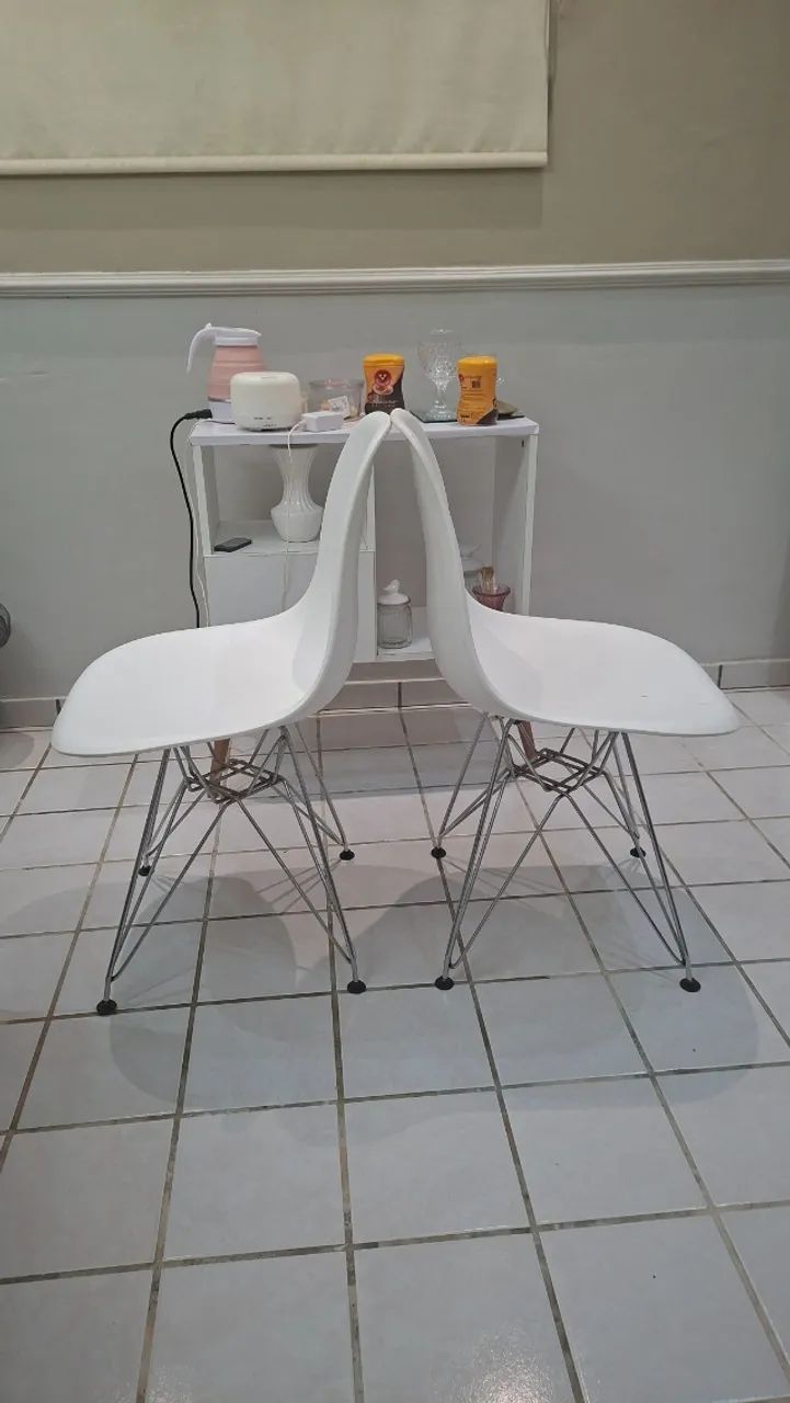 2 Cadeiras Charles Eames Eiffel  usadas- Branco - Base aço cromado - Foto 3