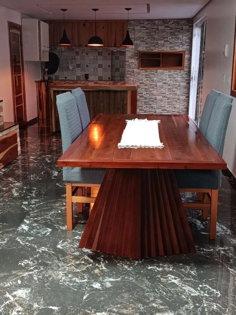 Mesa de jantar pé em formato de leque 