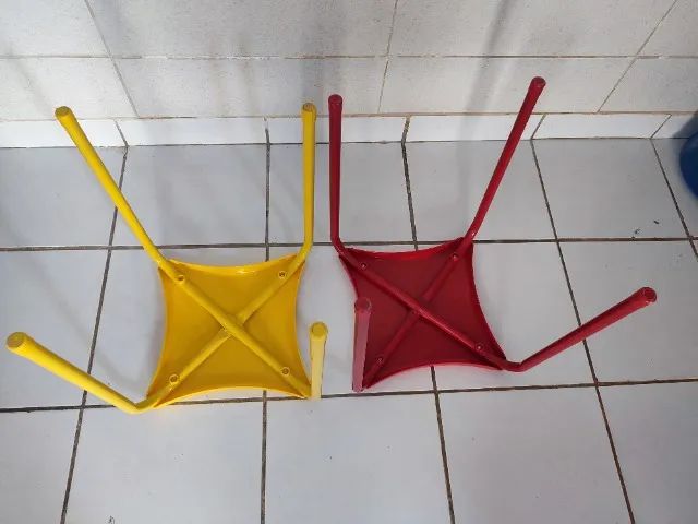 2 bancos em metal amarelo e vermelho. - Foto 5