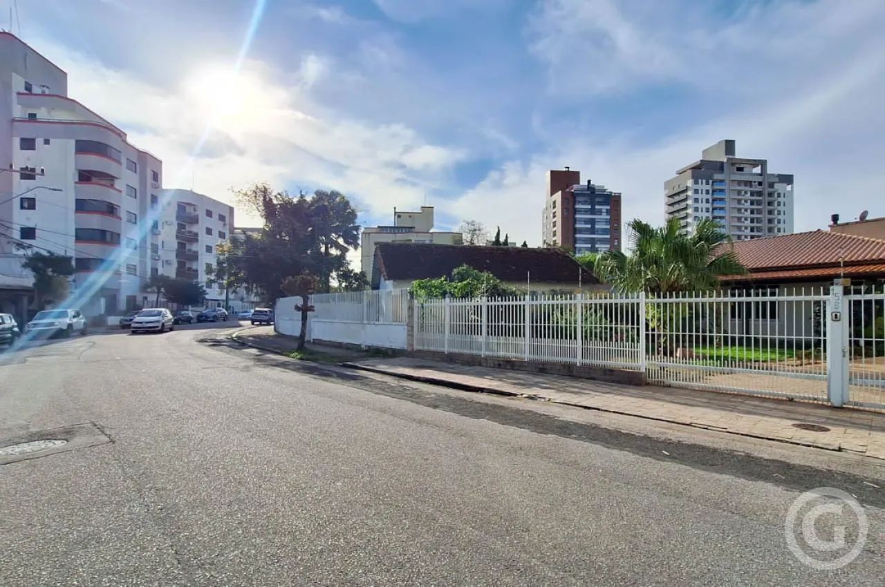 Casa semimobiliada com sete vagas no Estreito, em Florianópolis - Foto 2