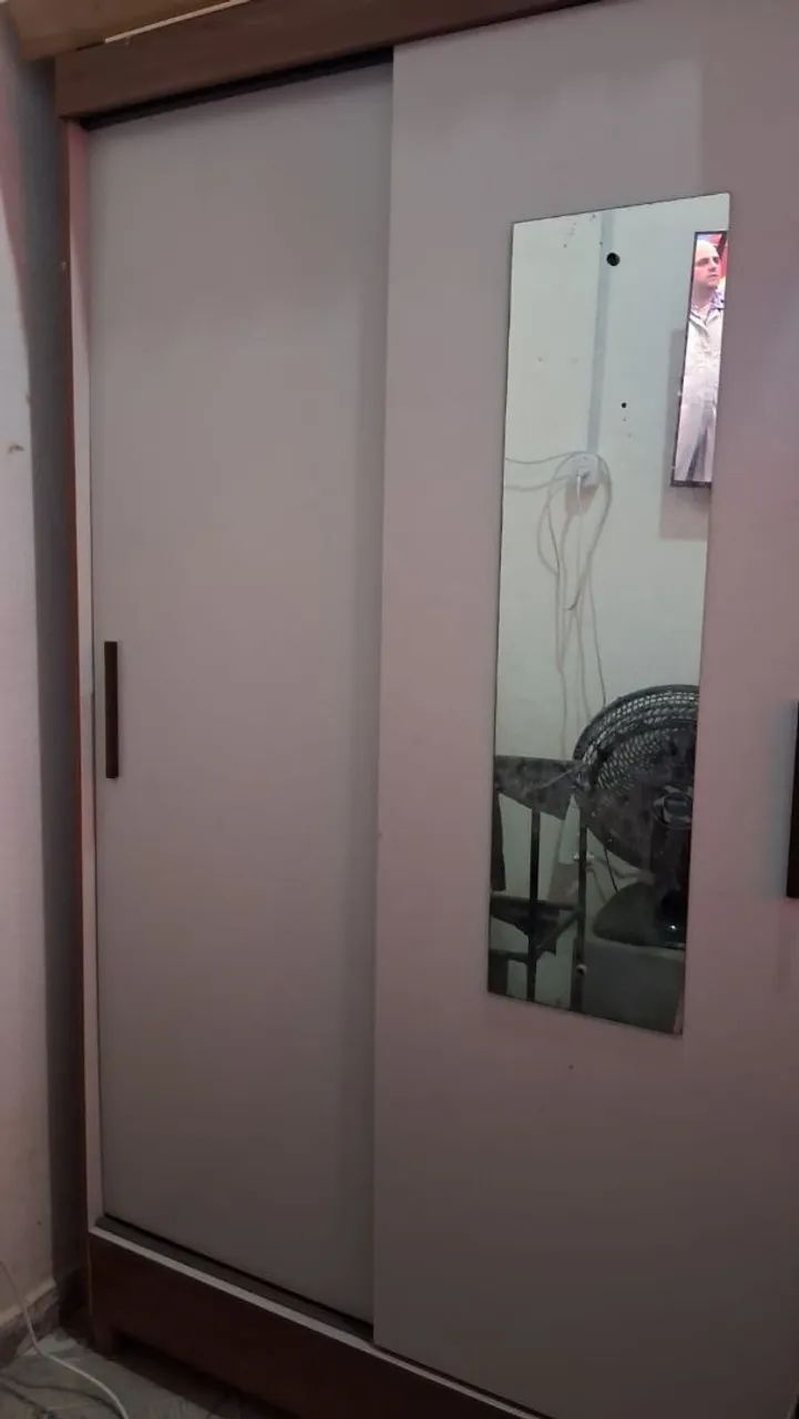 Guarda roupa, duas porta de correr.