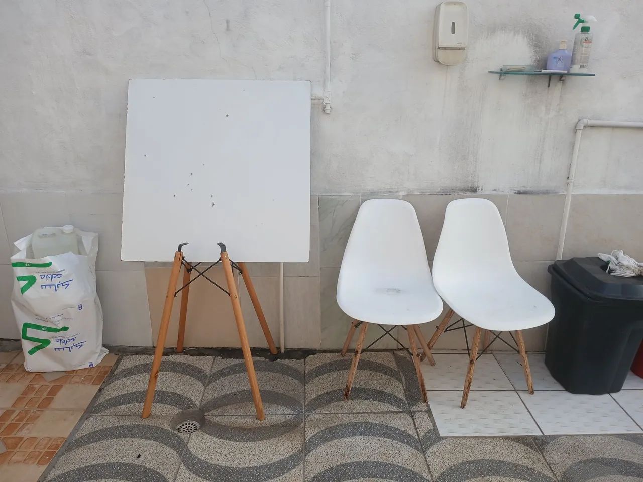 Vende-se Mesa com 2 cadeiras