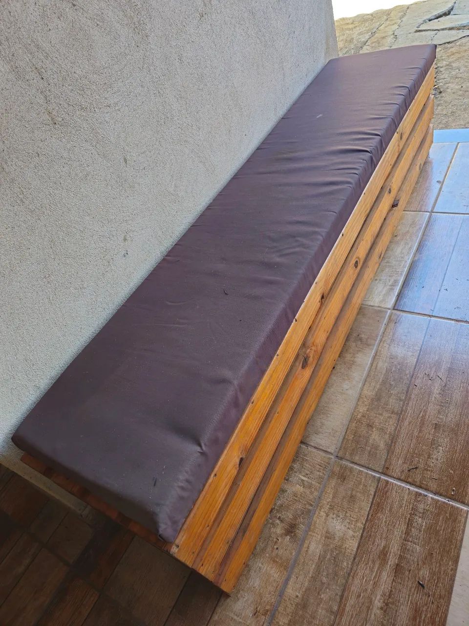 Banco de pallet usado com almofada comprida  - Foto 2