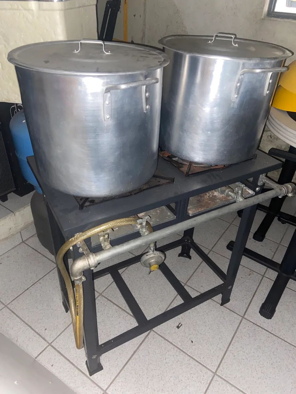 Fogão industrial e dois caldeirões 