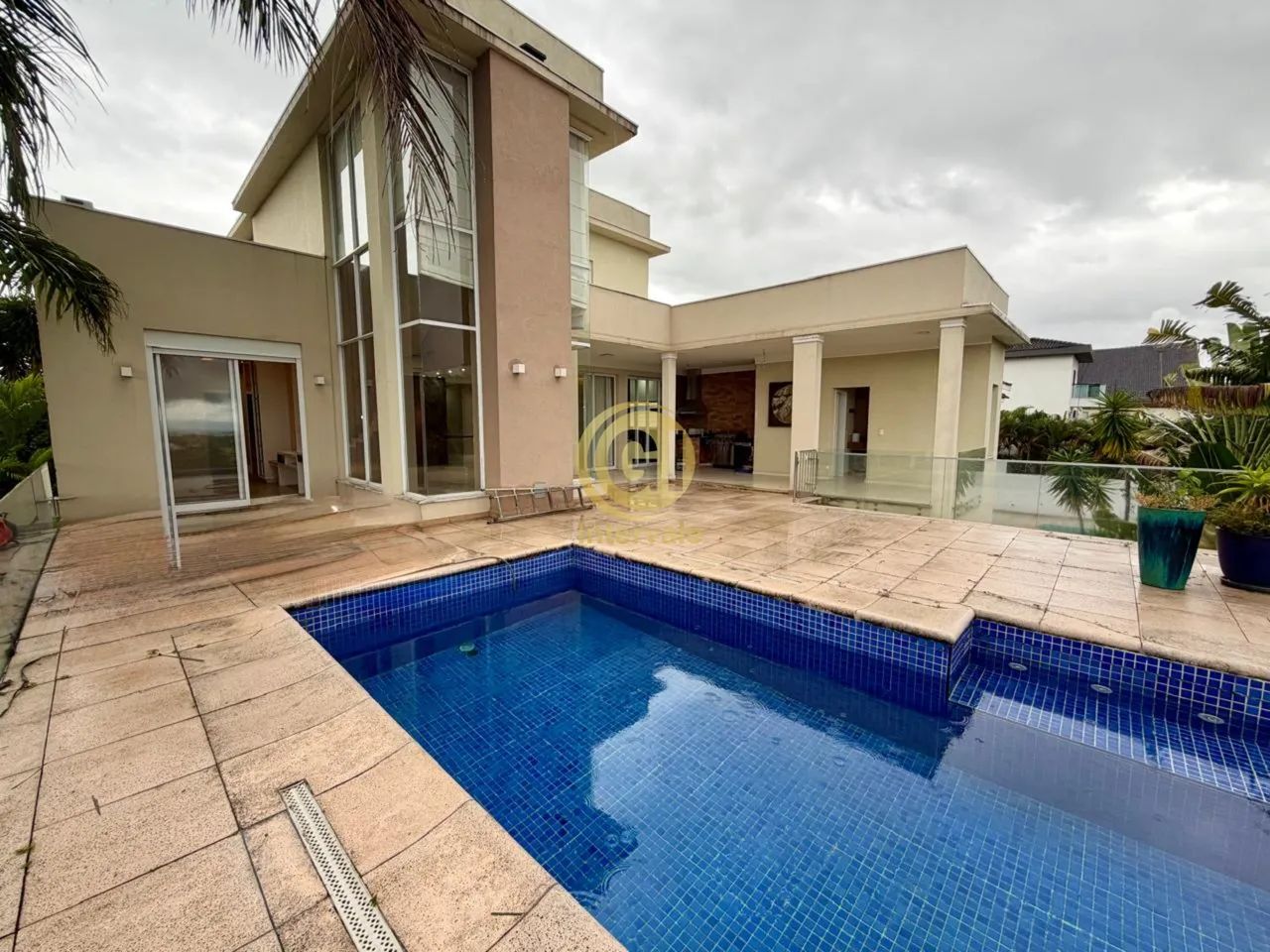 Casa de Luxo em Condomínio: 4 Quartos, 3 Suítes, 4 Salas e Piscina em Jacareí-SP, Bairro M