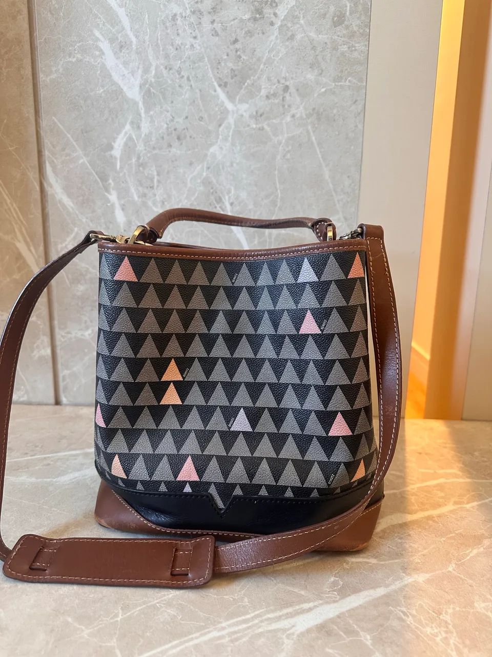 Bolsa Schutz Mini Tote Emma Neo Triagle Marrom  - Foto 3