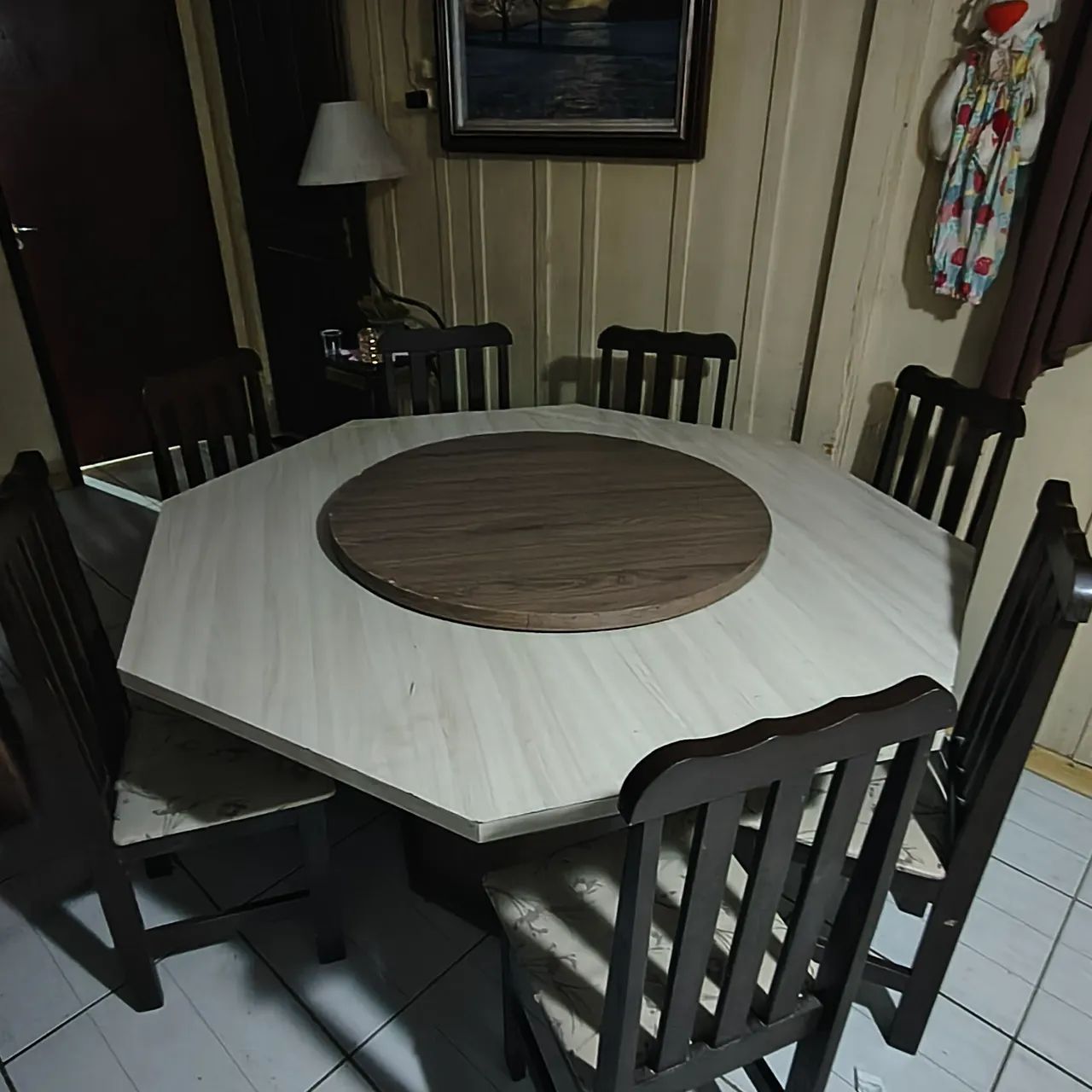 Vendo mesa com 7 cadeiras 