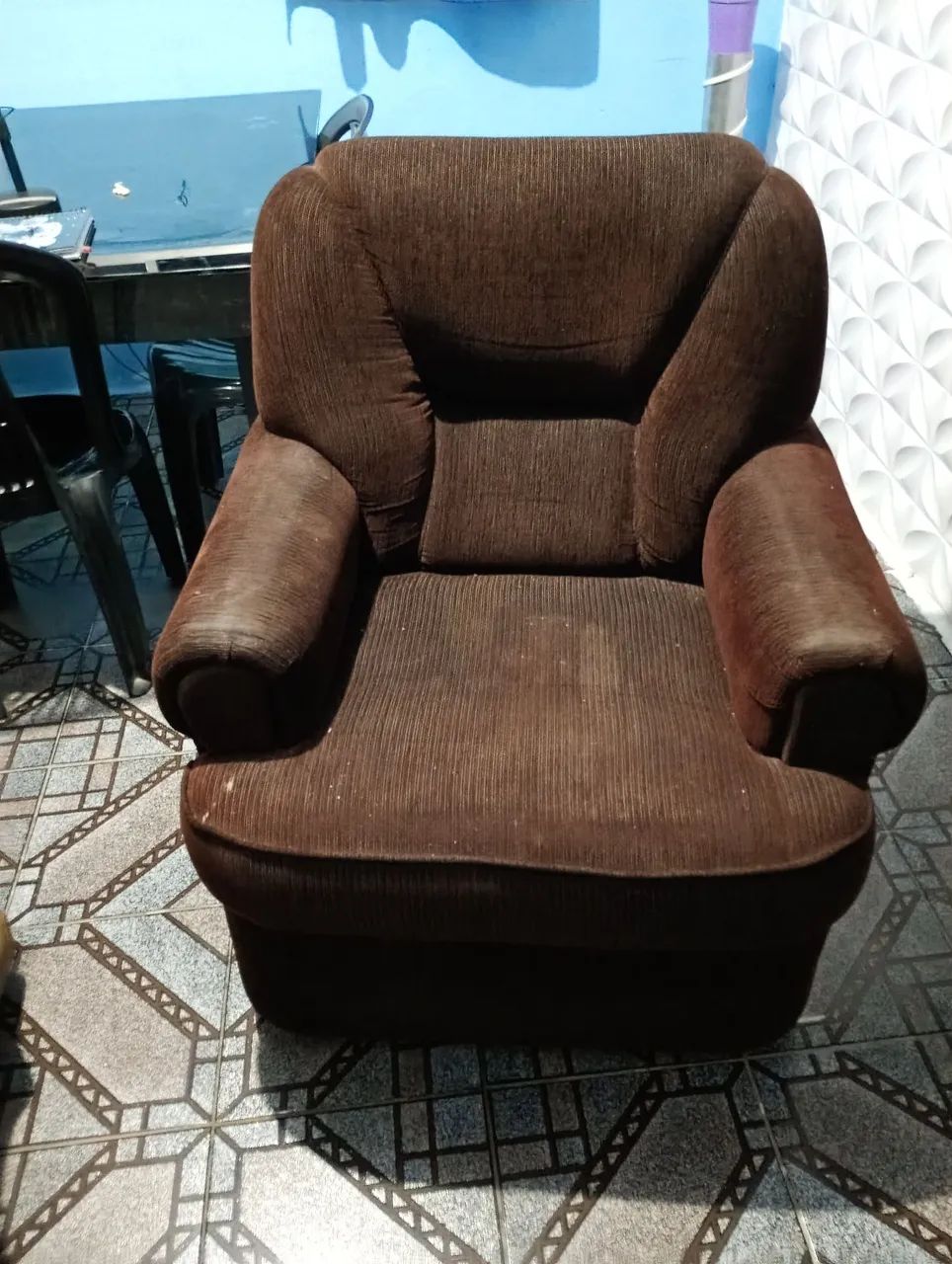 Vendo uma poltrona marrom muito confortável - Foto 4