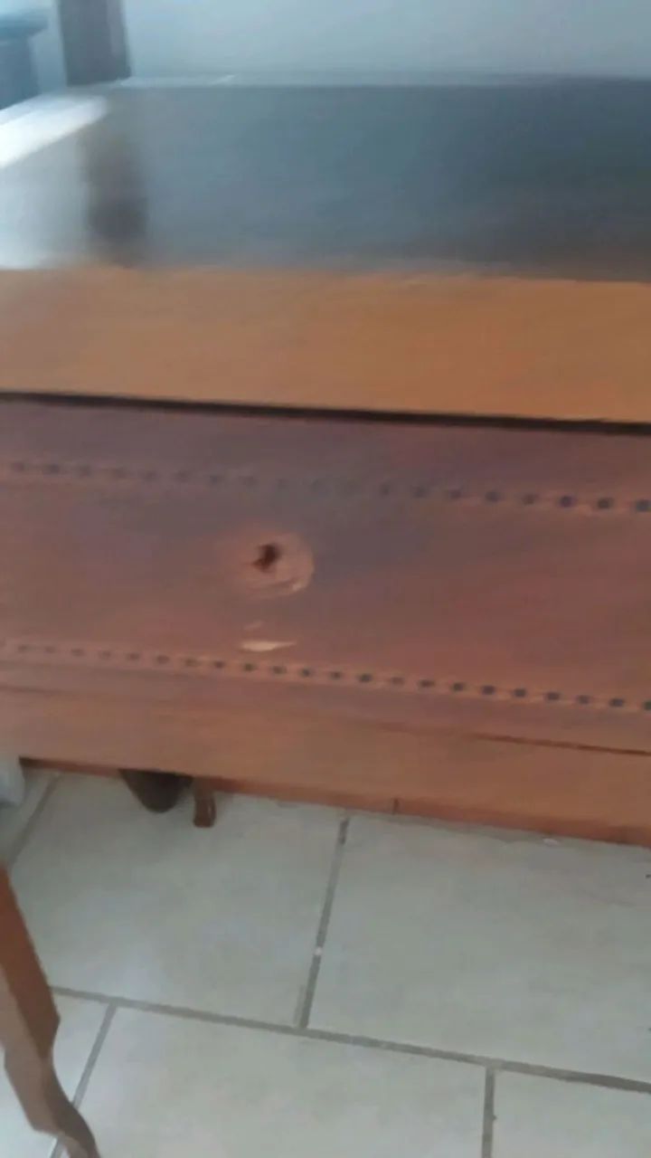 mesa antiga em madeira maciça e tampo em granito com 2 gavetas - Foto 4