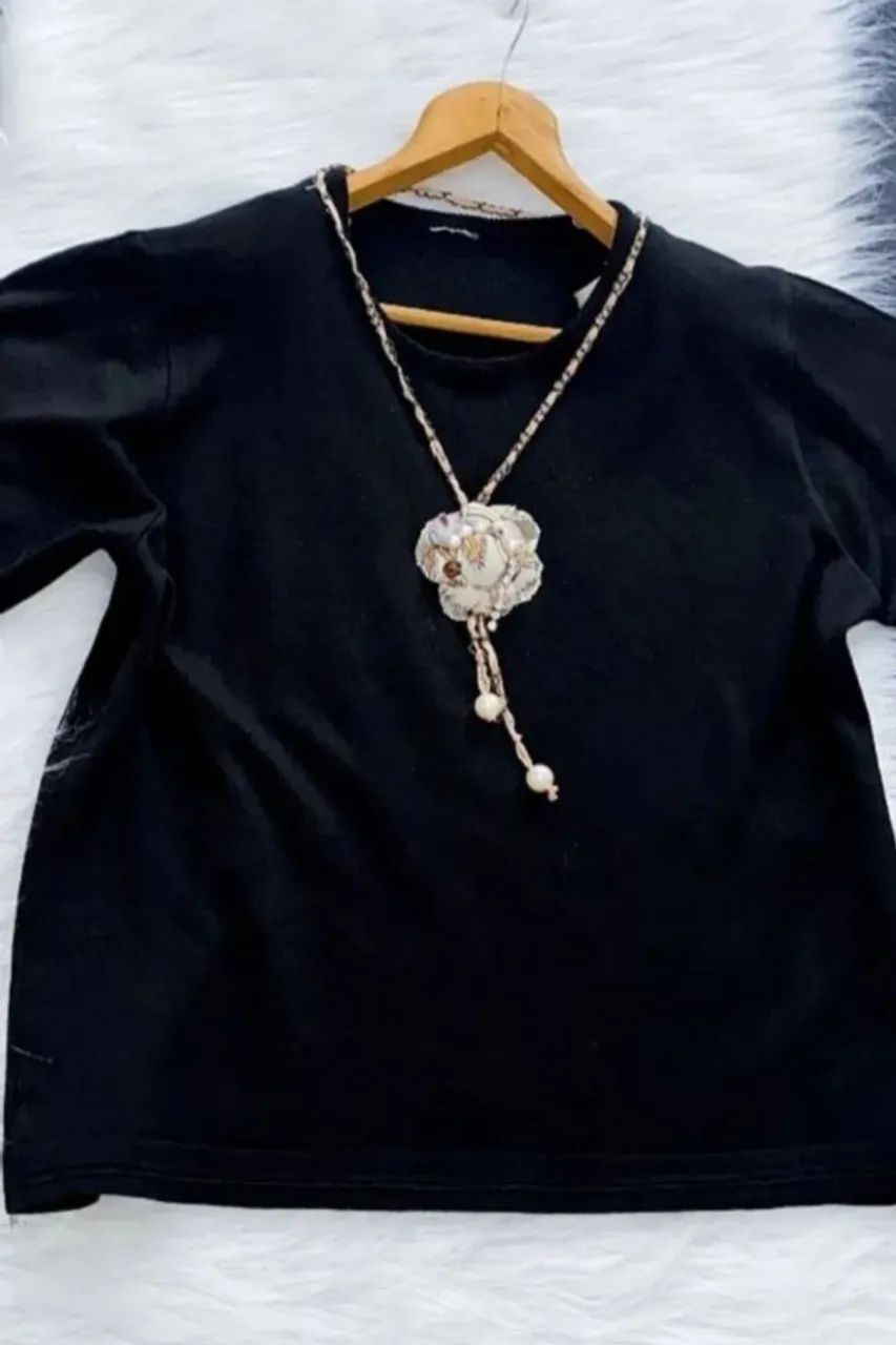 Blusa tricô com colar missangas - Foto 3