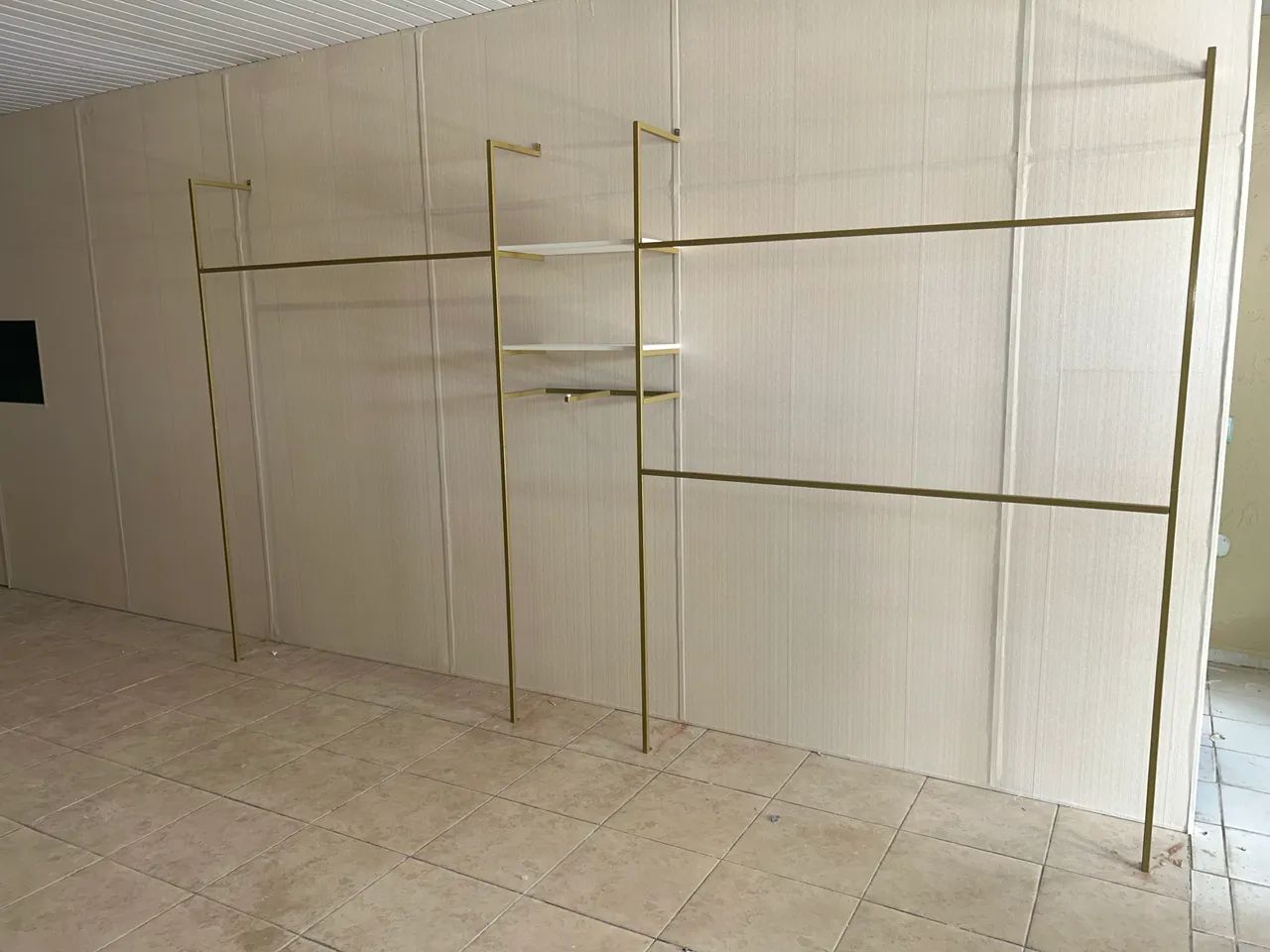 Arara de parede com prateleiras - Foto 2