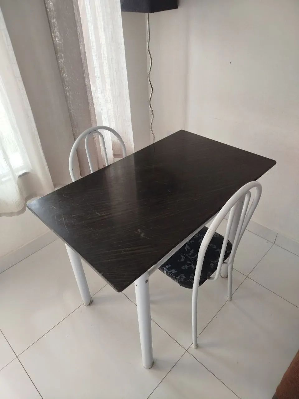 Mesa retangular em aço e tampo de granito com 2 cadeiras. - Foto 3