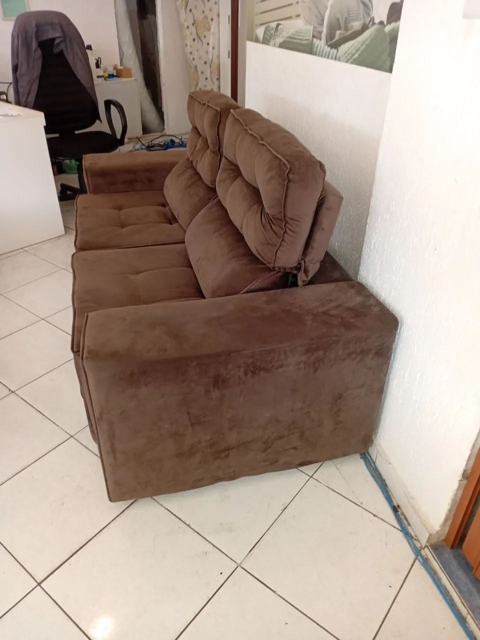 Sofá retrátil 2.0m com caixa suede marrom. - Foto 5