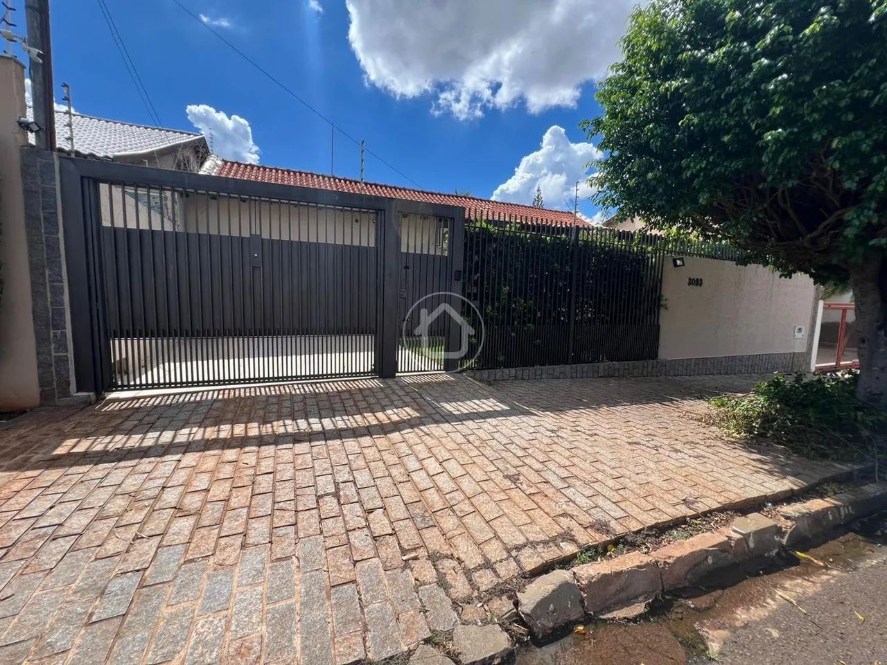 CASA COM 3 QUARTOS SENDO 2 SUÍTES NO AUTONOMISTA