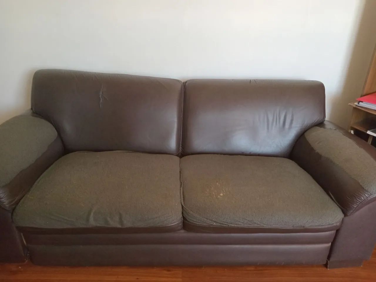 Vdo sofá grande 4  lugares, com  boa estrutura