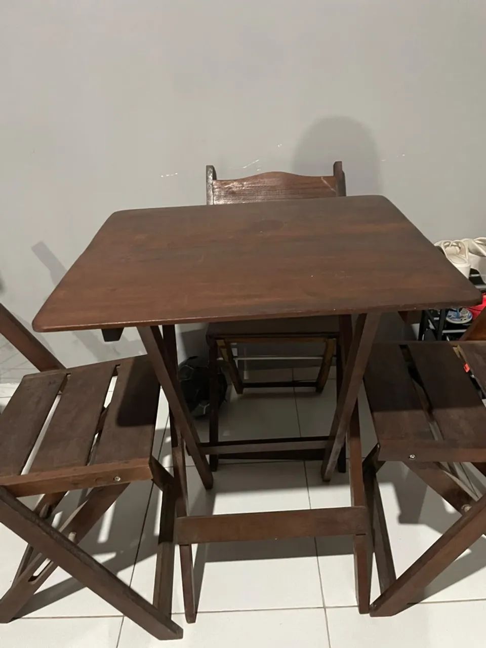 Mesa de madeira com 4 cadeiras - Foto 4