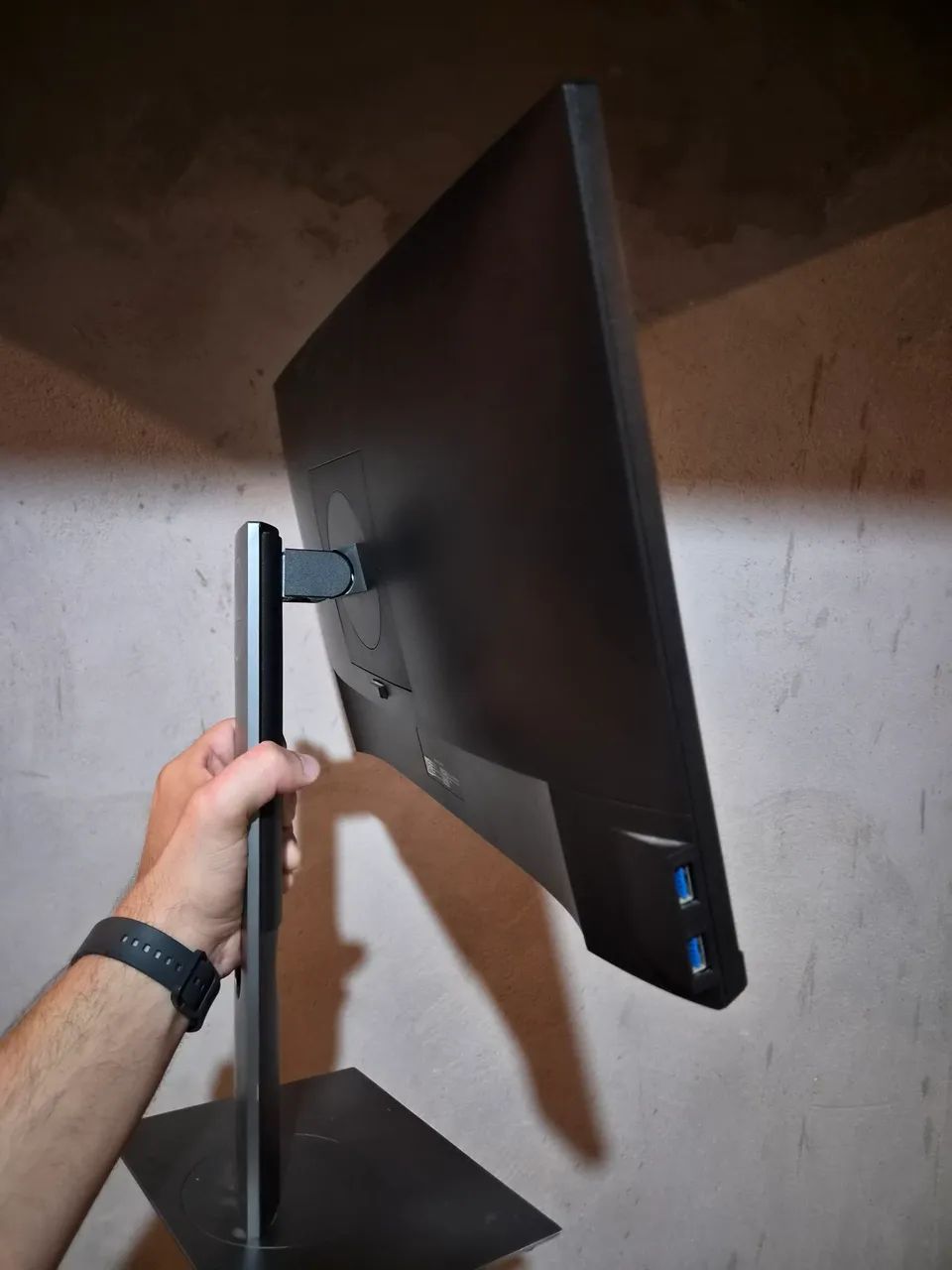 Monitor Dell 22" com 4 portas USB, ajuste vertical e horizontal. - Foto 4