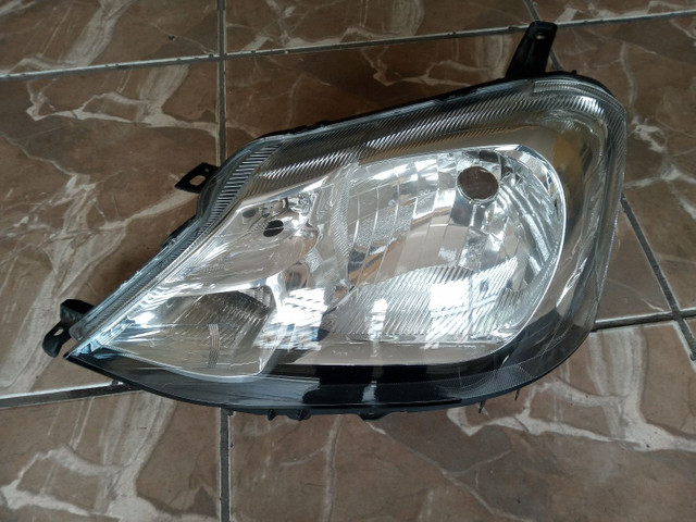 Farol esquerdo Toyota Etios (carcaça preta )