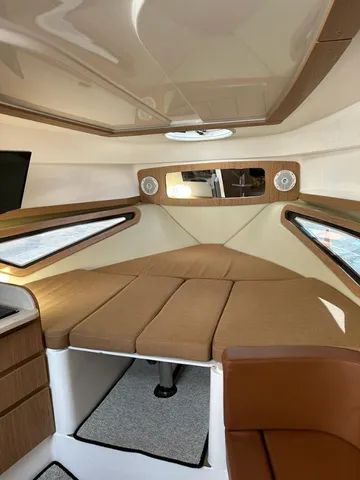 Lancha Triton Yachts 360 cabinada