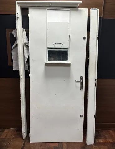 Porta de aço blindada com visor
