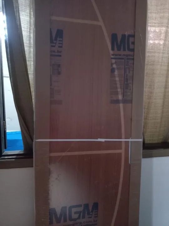 Porta de madeira maciça com design moderno - Foto 2