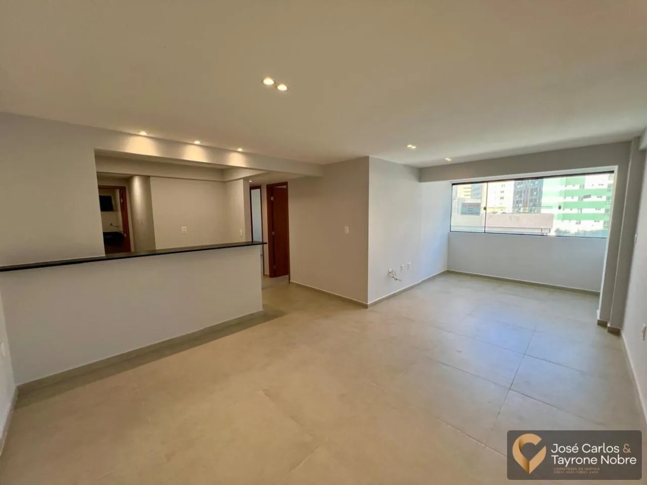Apartamento REFORMADO, próximo ao Mag Shopping, 98m².