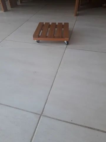 suporte quadrado de madeira com rodinha - Foto 3