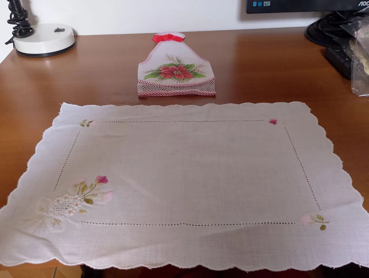 TOALHA em Linho Bordado e ENFEITE DE GARRAFA, SEM USO  - Foto 2
