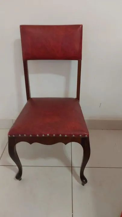 Cadeira década de 60, em madeira com estofamento vermelho, em otimo estado.
