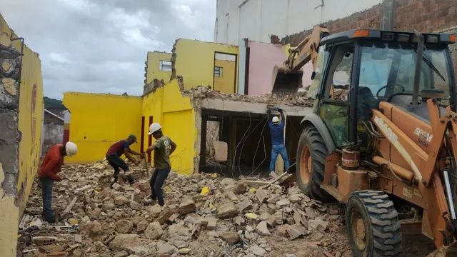 Demolição casa prédio galpão retroescavadeira caçamba  - Foto 2