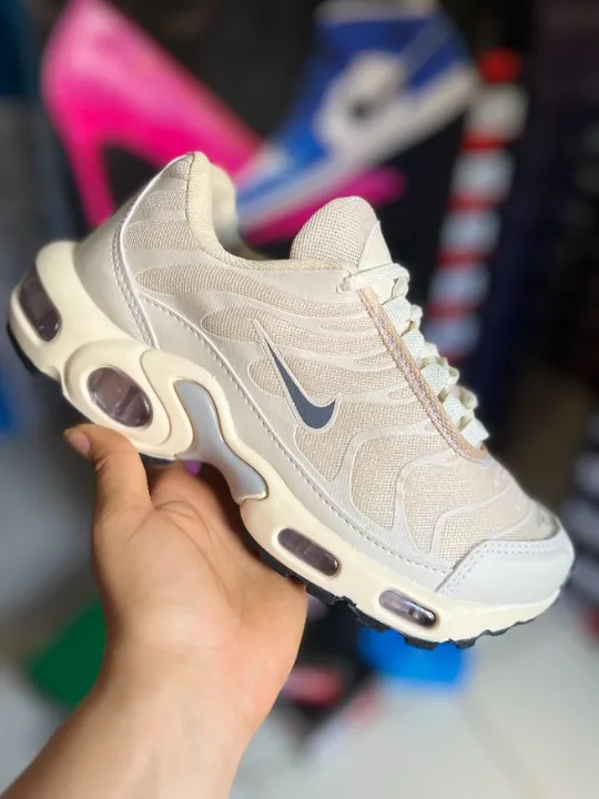 Tênis Nike esportivo Bege Promoção