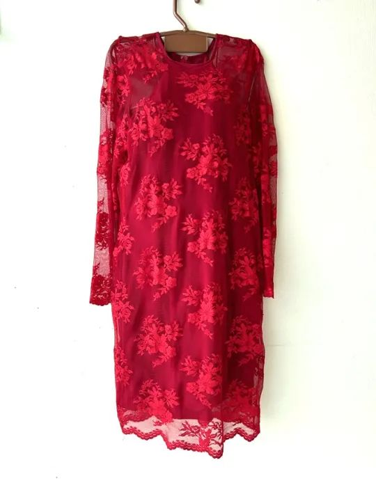 Vestido de renda, com forro, na cor vermelha, artesanal. tamanho 42. - Foto 2