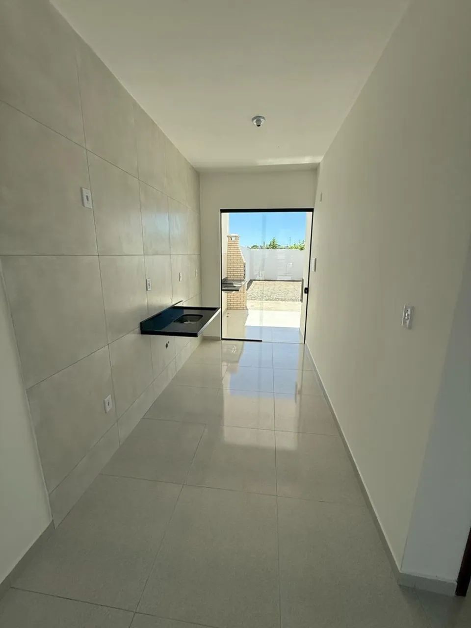 Casa 2/4, sendo uma supra, pe direito alto, toda no porcelanato - Foto 3