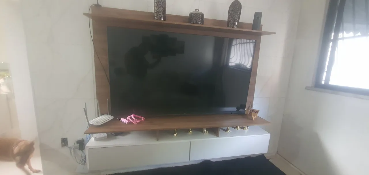 Painel para TV com rack e decoração