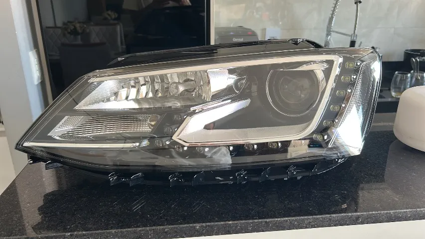 Par de Farol para Jetta MK6 Mk6.5